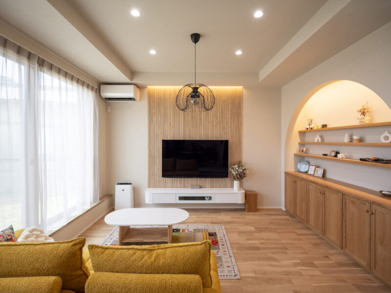 愛犬と暮らすピットリビングのあるジャパンディスタイルの家｜アイデザインホーム　木製のルーバーが印象的なジャパンディスタイルのリビング