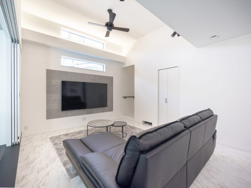 セカンドリビングとシアタールームのあるホテルライクな家｜アイデザインホーム　モノトーンで統一したホテルライクなリビング