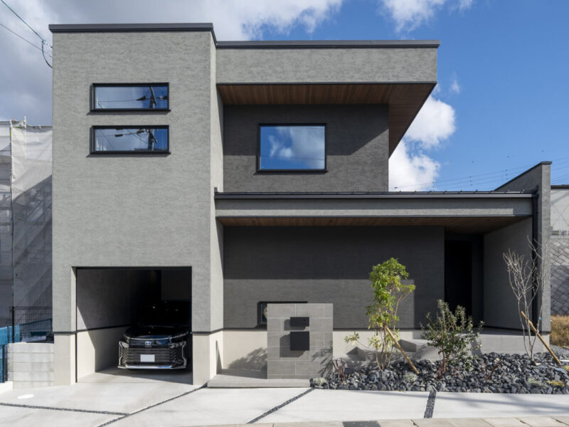 奈良県で注文住宅ならアイデザインホーム　アイデザインホームの実例集　水盤のある中庭とビルトインガレージのあるホテルライクな家　室内もグレーでまとめ、落ち着いた印象のLDK